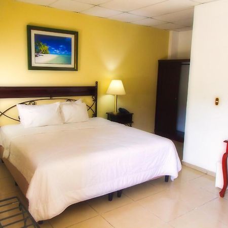 Hotel Santa Elena Antiguo Cuscatlan ภายนอก รูปภาพ