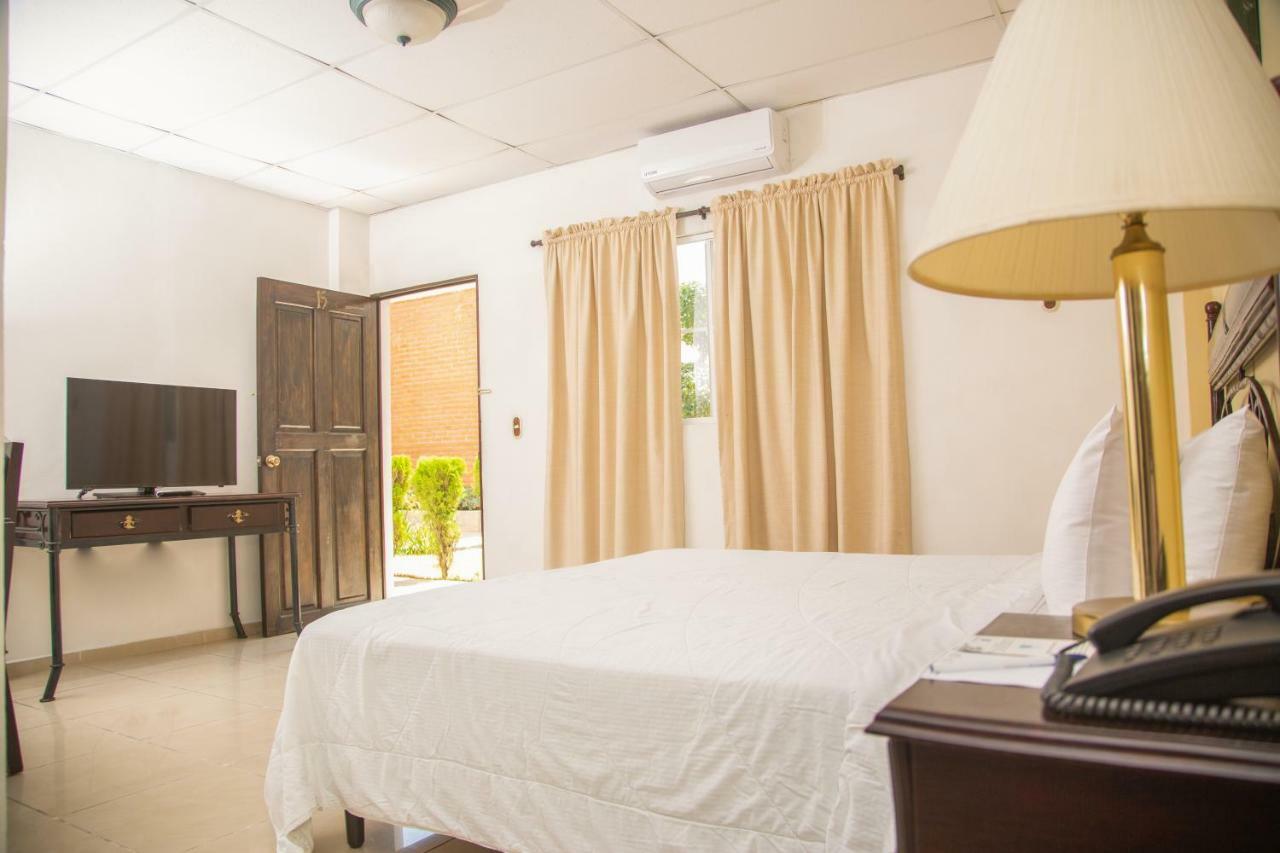 Hotel Santa Elena Antiguo Cuscatlan ภายนอก รูปภาพ